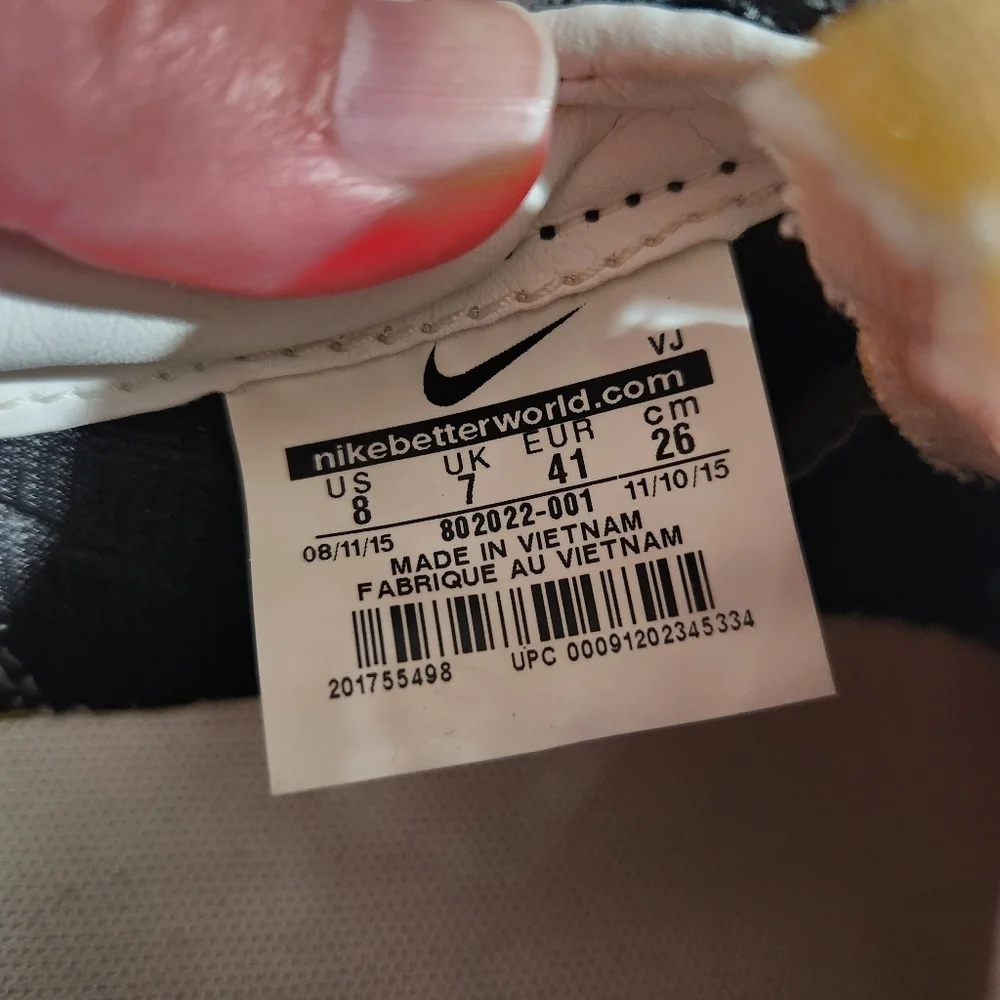 Nike ***missing letter